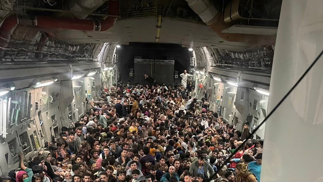 Avión militar estadounidense evacua a 823 personas de Afganistán