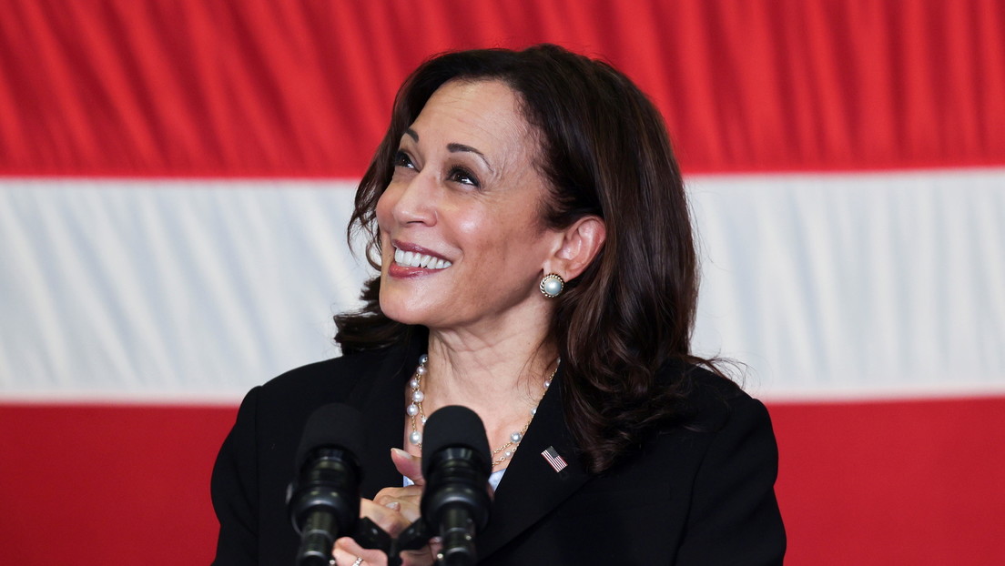 Kamala Harris se ríe cuando una reportera le pregunta por la situación en Afganistán