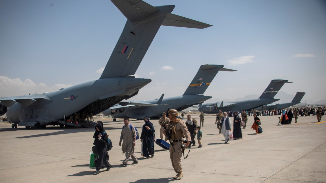 “Condiciones espantosas” viven miles de evacuados afganos en la base aérea de Al Udeid en Doha, Catar