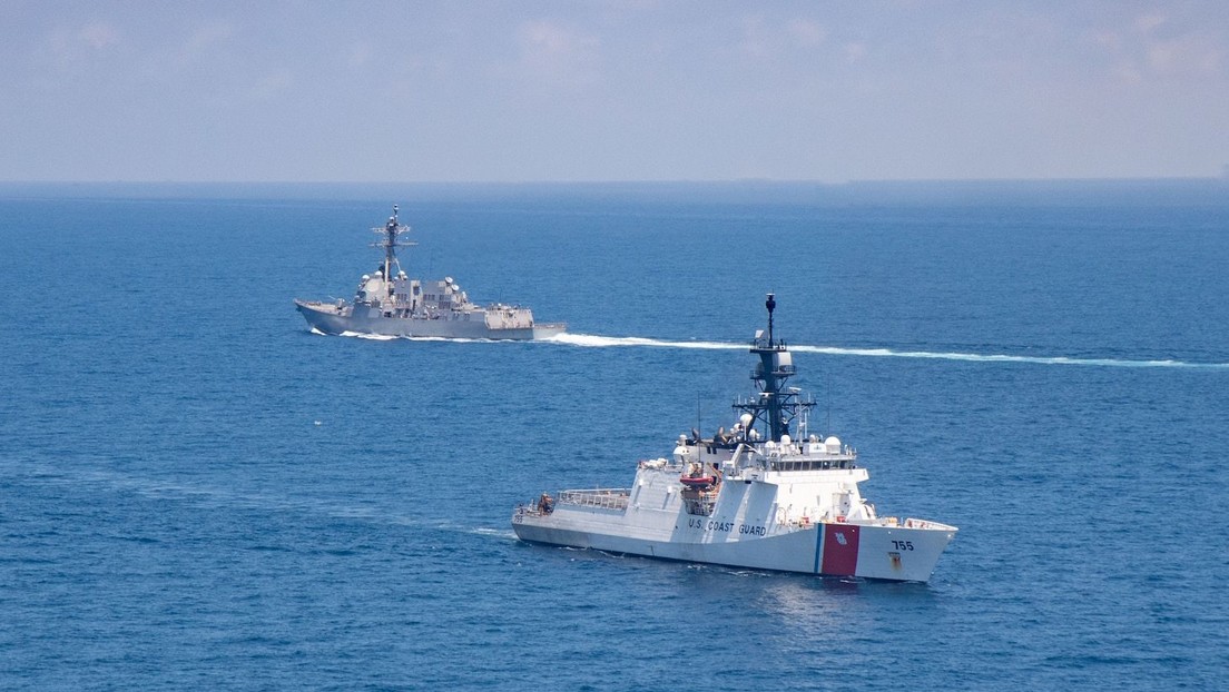 El USS Kidd pasa por el estrecho de Taiwán, en medio de tensiones con China