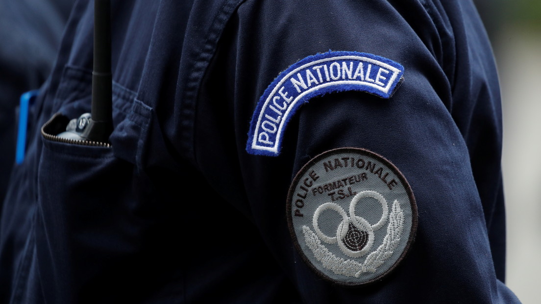 Policía francesa antidisturbios arresta brutalmente a 2 mujeres por restricciones ciudadanas