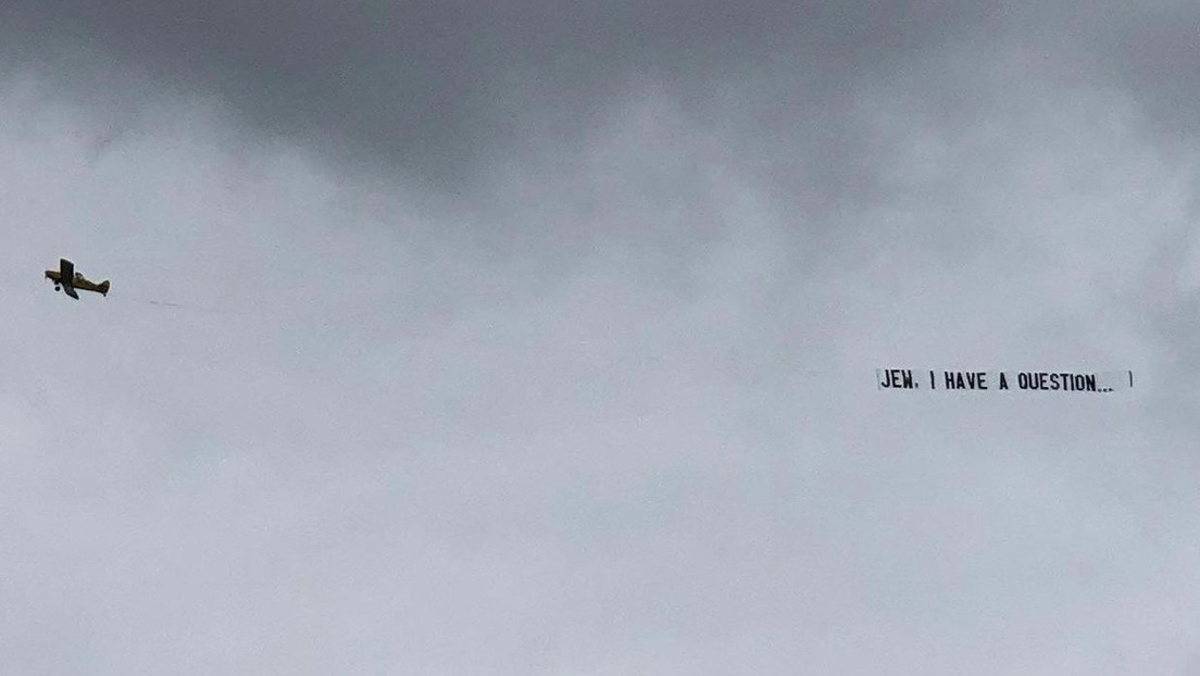 “Jew, tengo una pregunta”, decía una pancarta en inglés jalado por un avión, y desata polémica en redes sociales