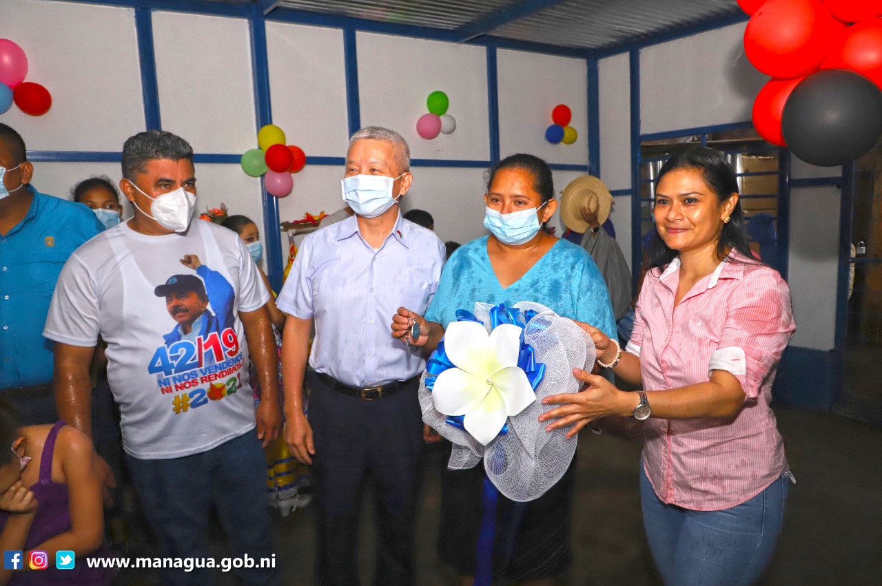 Familia capitalina recibe nueva vivienda en el barrio 30 de Mayo