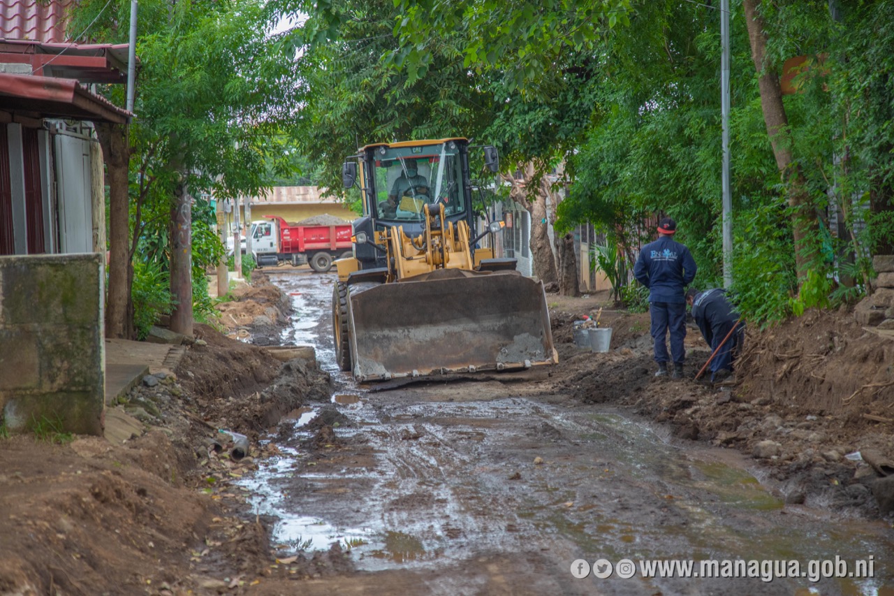 Construyen nuevas calles en  la I y II etapa del barrio Hialeah