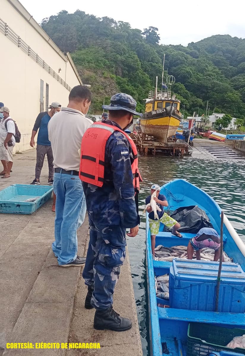 Naval retine 6 tripulantes y una embarcación por pesca ilegal