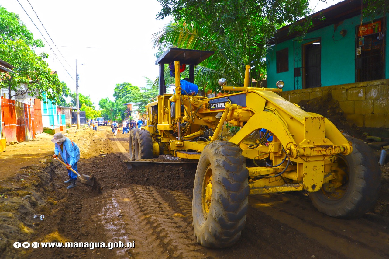 Avanza construcción de calles en el barrio 18 de Mayo