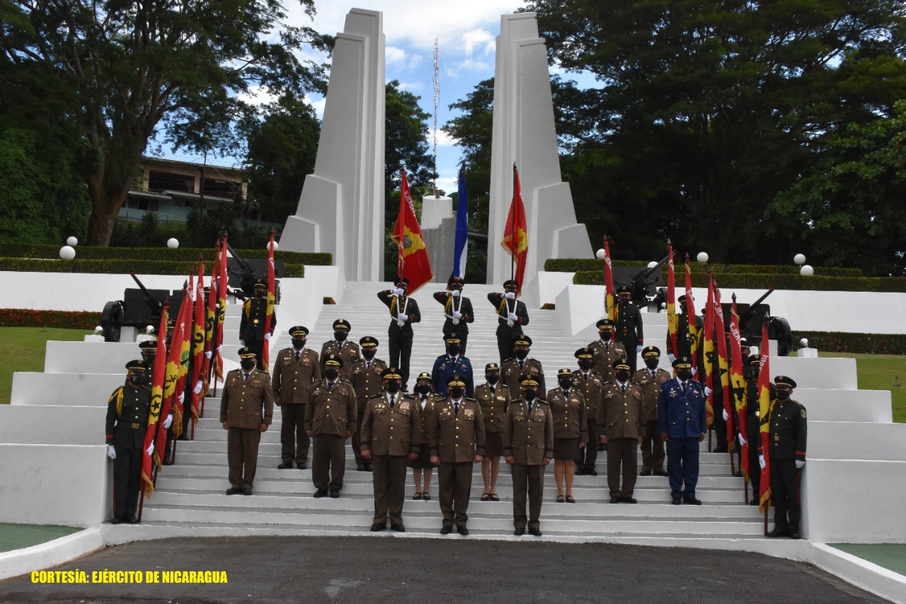 Graduación de cursos de la Escuela Superior de Estado Mayor y del Centro Superior de Estudios Militares