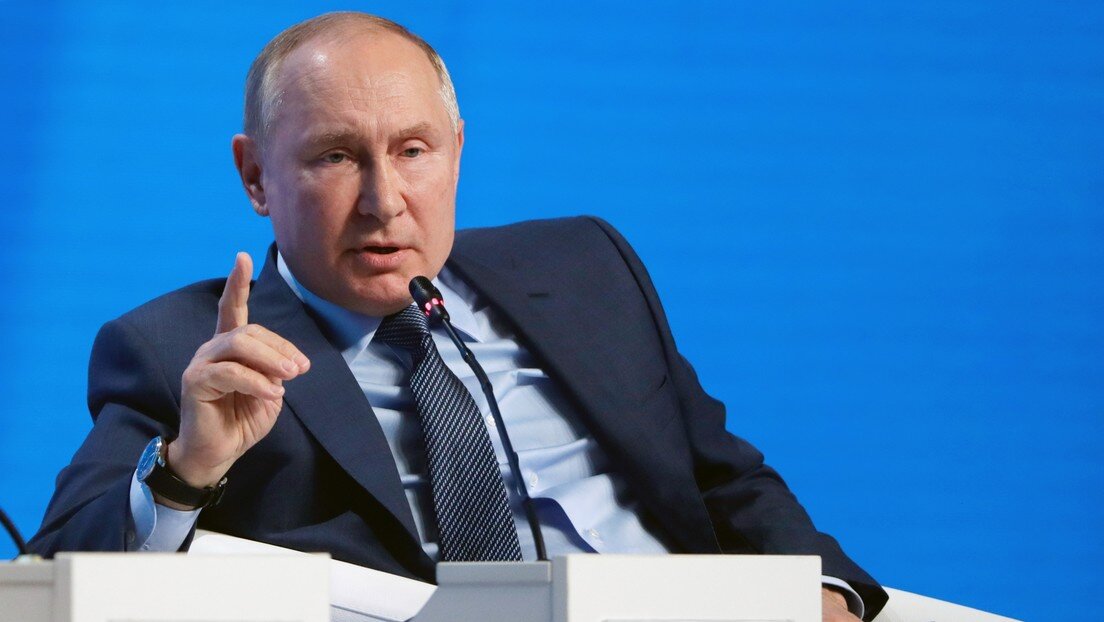 Putin afirma que EEUU comete un error al utilizar el dólar como sanción
