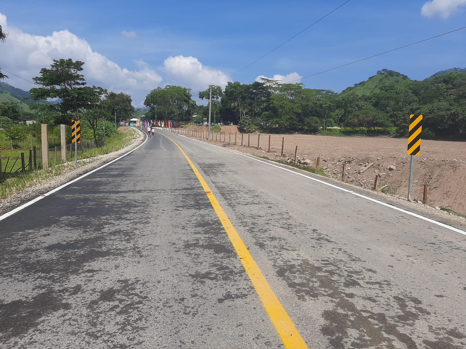 Continúa construcción de carreteras y puentes