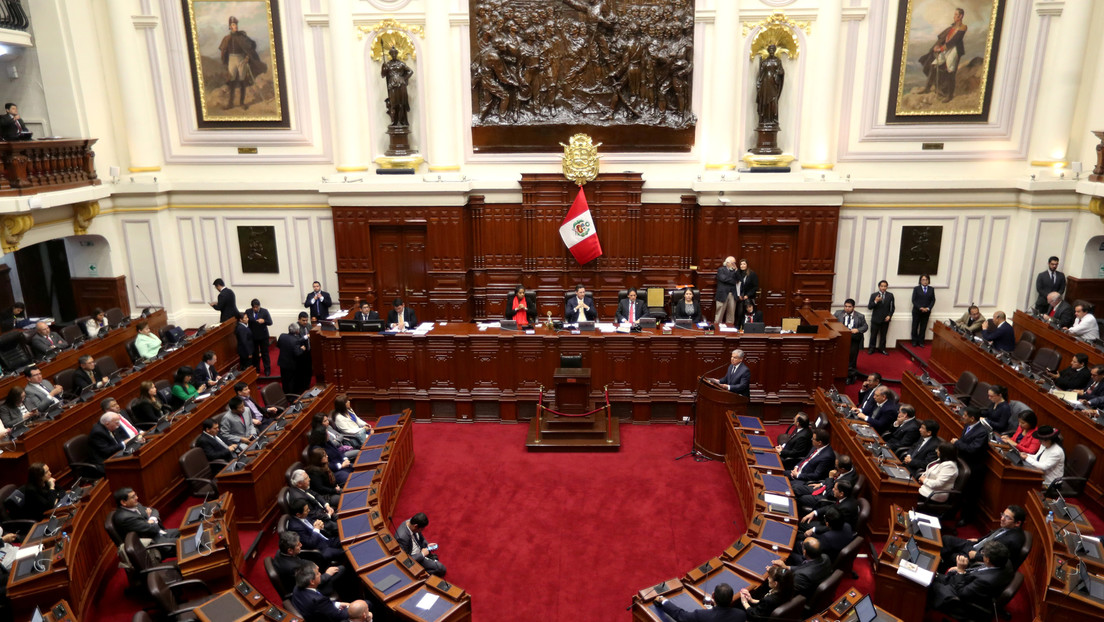 Perú aprueba una polémica ley que regula las facultades del presidente