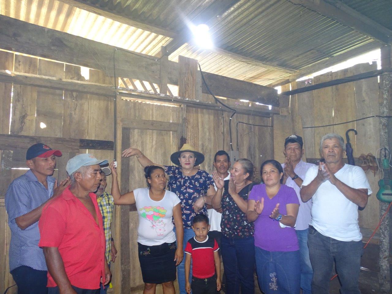 Llega electrificación en el Barrio Nuevo Amanecer, en Bonanza