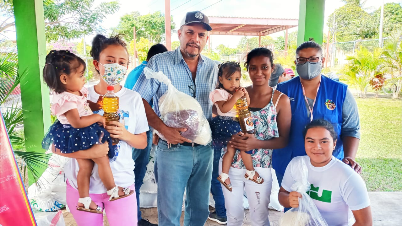 Entregan paquetes alimenticios a madres de partos múltiples en Diriamba