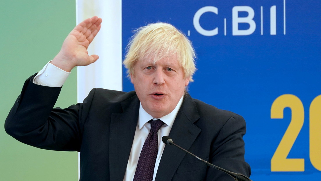 Boris Johnson se queda sin palabras en una reunión sobre las políticas ecológicas. Improvisa sobre ‘Peppa Pig’