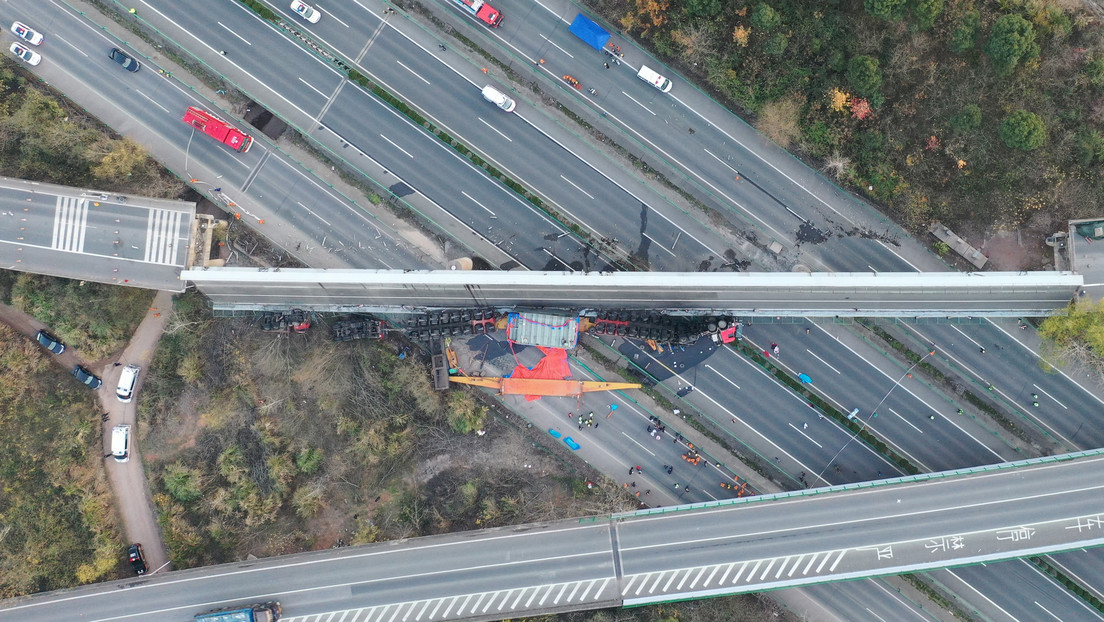 Viaducto colapsa sobre autopista en China