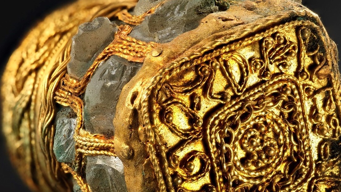 Restauración de un tesoro vikingo hallado en Reino Unido revela un cuarzo y oro de la época medieval