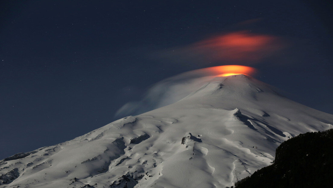 Expiloto de la Fuerza Aérea de Chile se convierte en la primera persona en entrar y salir de un volcán activo