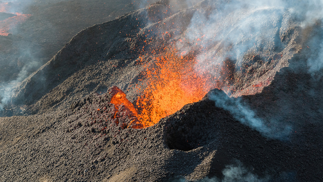 El volcán Piton de la Fournaise vuelve a entrar en erupción en el océano Índico