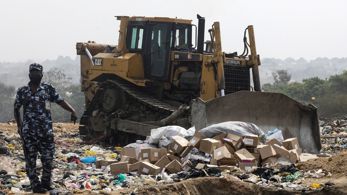 Nigeria destruye con una excavadora más de un millón de dosis caducadas de la vacuna de AstraZeneca