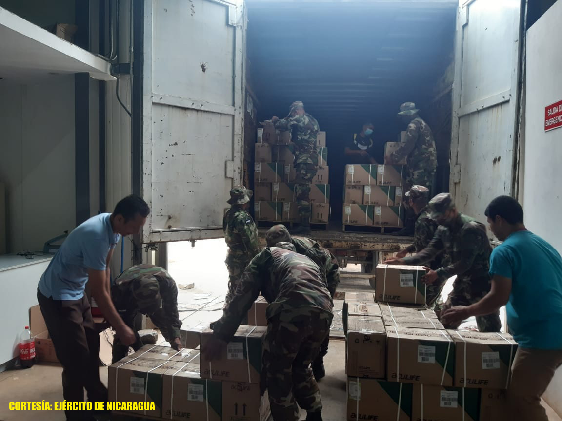 Ejército apoya descargue de suministros médicos