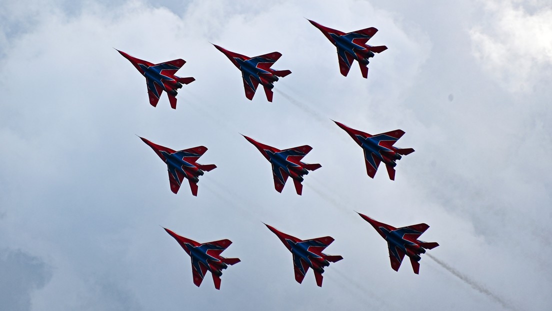 Pilotos rusos hacen prueba en vuelo de 5 cazas  interceptores MiG-31BM