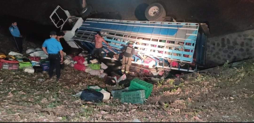 Cinco personas fallecen y 6 heridos, tras accidente de tránsito