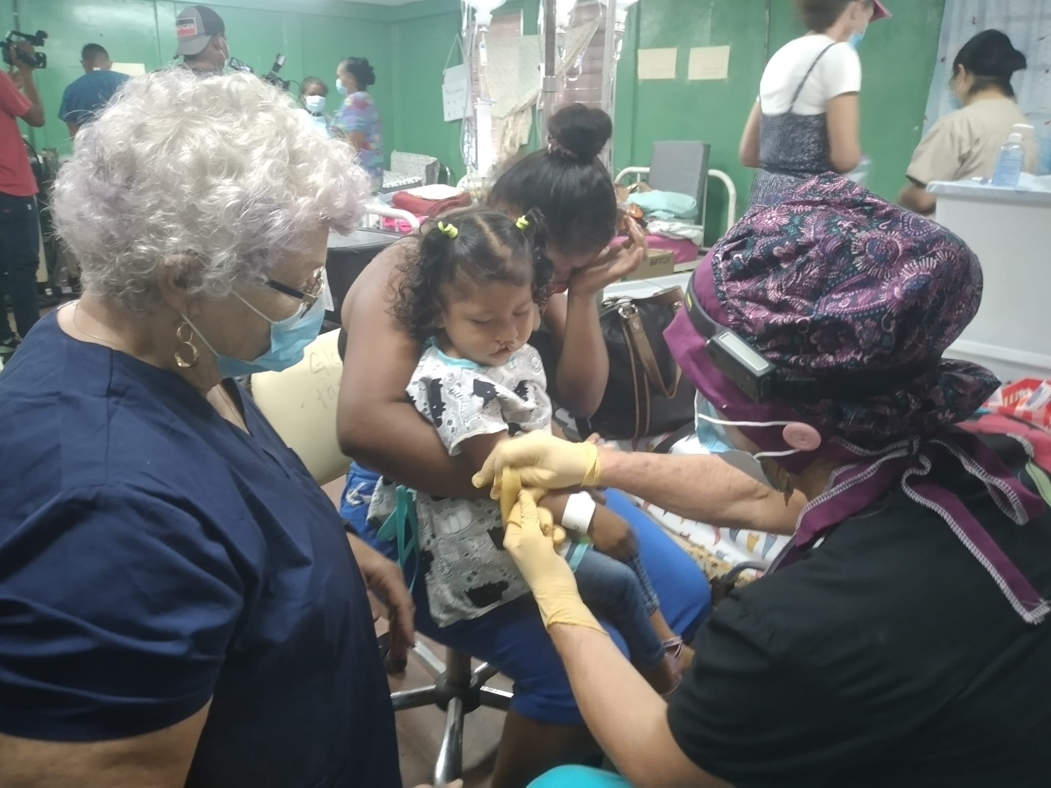 Realizan operación a niños con labio leporino y paladar hendido