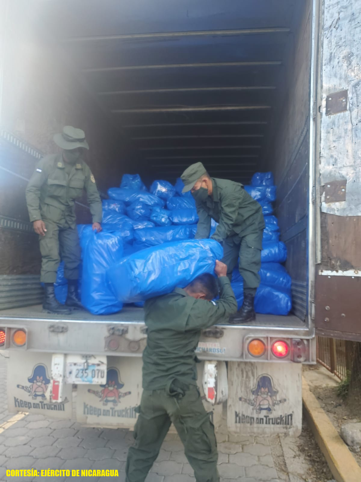 Ejército participa en descargue de paquetes escolares en Siuna, Caribe Norte