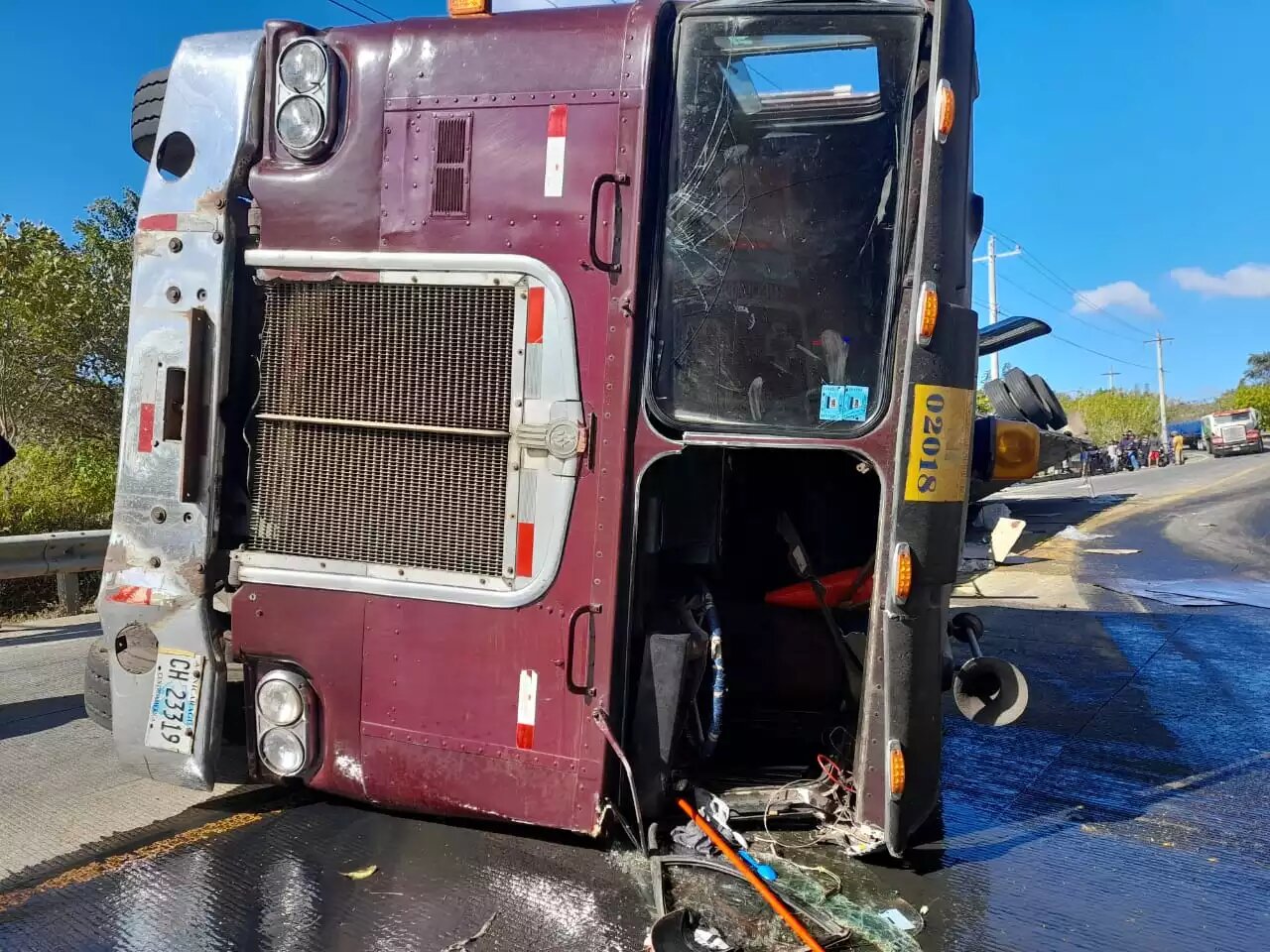 Vuelco de rastra detiene el tráfico en carretera vieja a León