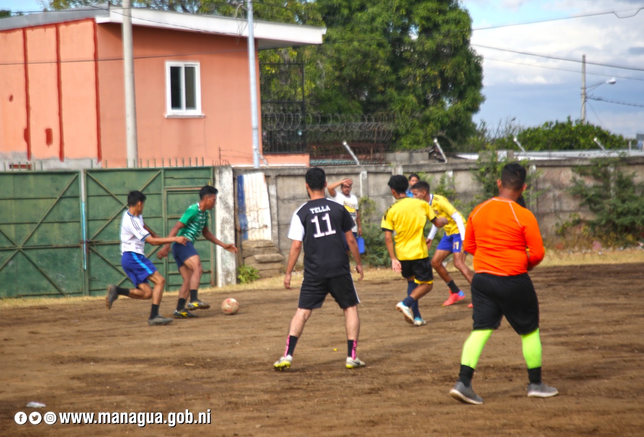 Inauguran liga de futbol campo en Managua