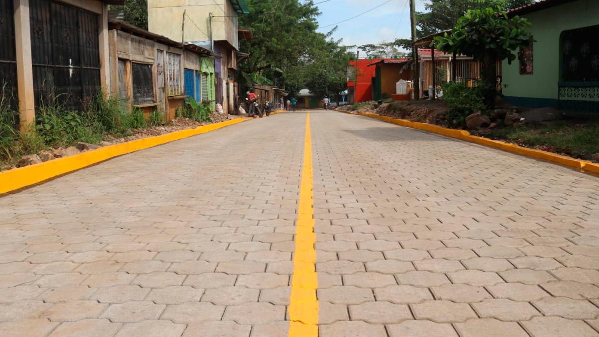 Autoridades inauguran tres cuadras de calle en Altagracia
