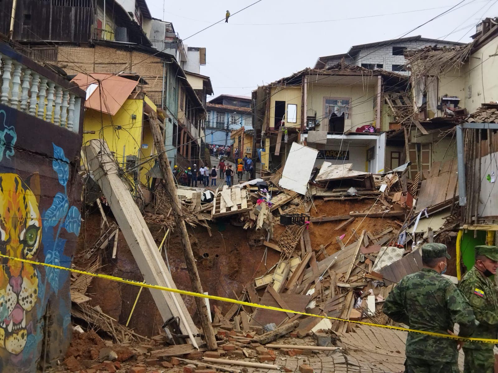 Amplían estado de excepción en zona derrumbada de Ecuador