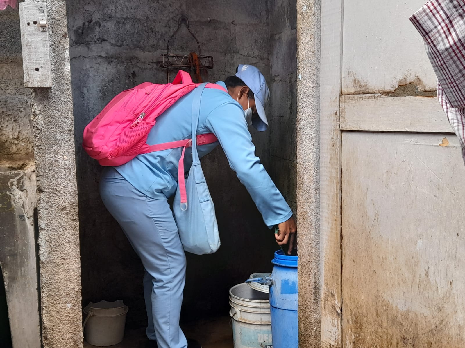 Protegen contra los mosquitos a familias del barrio Hilario Sánchez en Managua