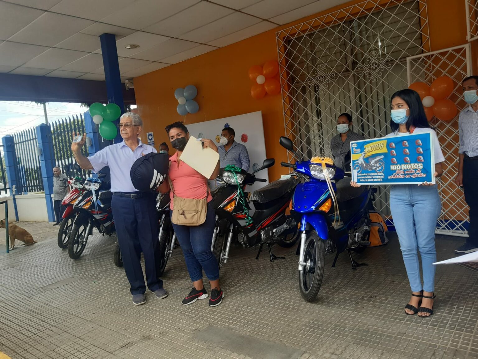 Lotería Nacional entregó seis motocicletas a ganadores que rasparon y ganaron
