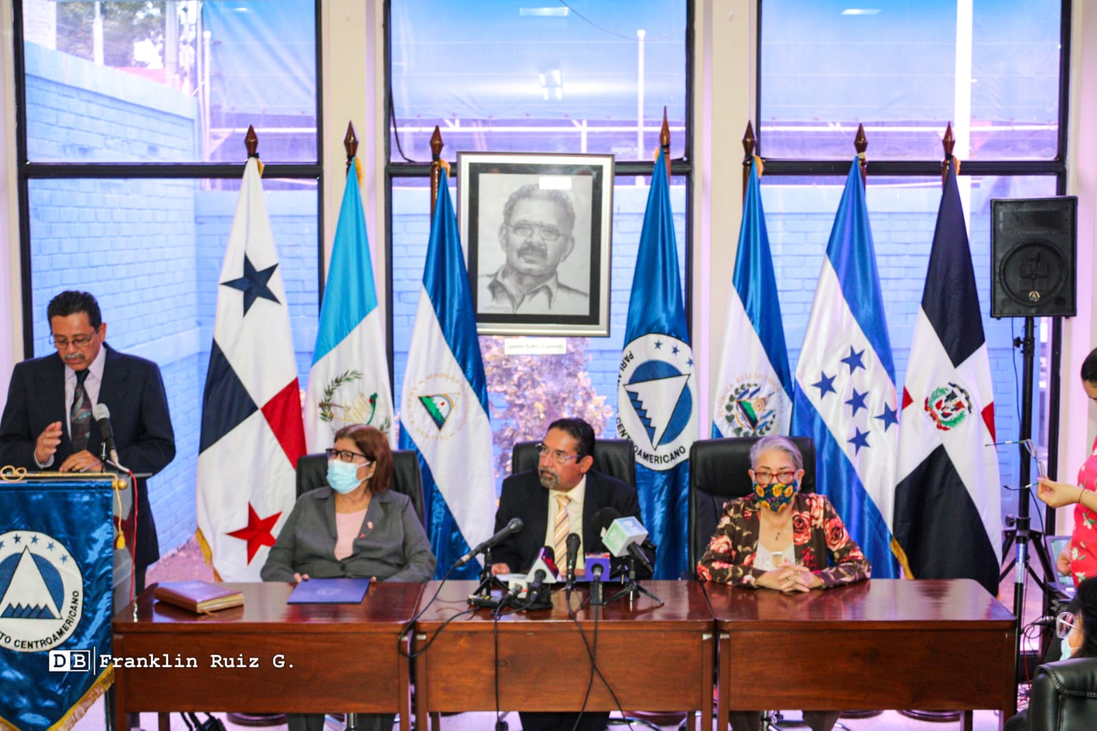 Juramentan y acreditan a 20 diputados ante el PARLACEN