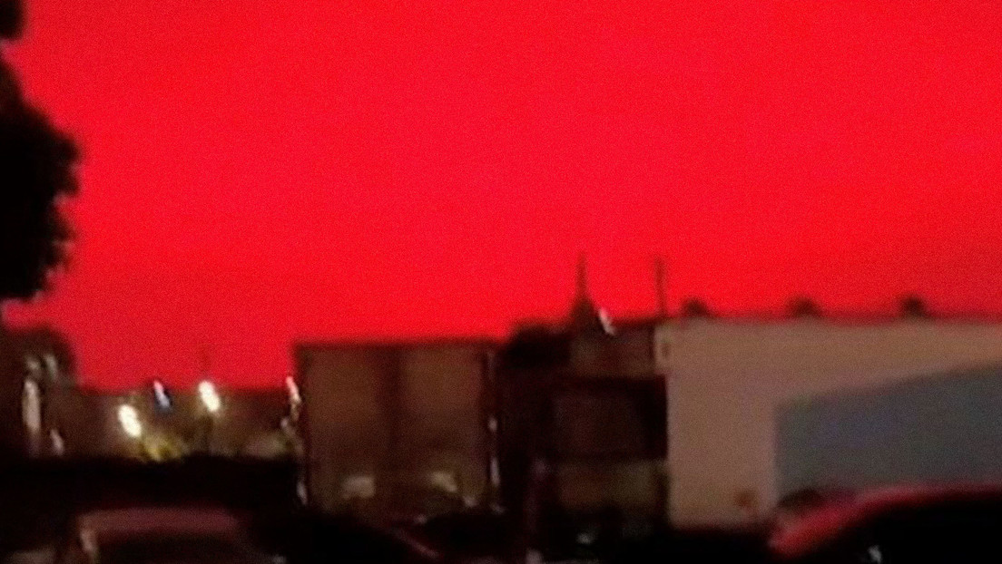 El cielo se tiñe de rojo sobre una ciudad cercana a Shanghái en China