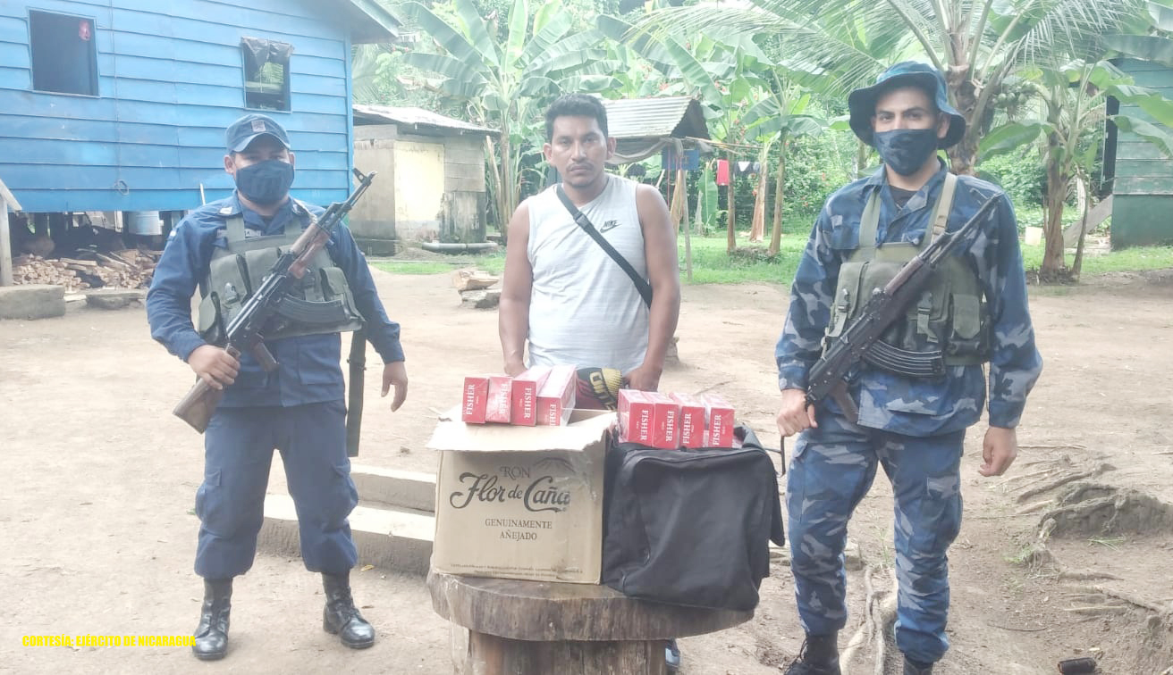 Efectivos militares realizan retención de una persona por transporte ilegal de cigarrillos