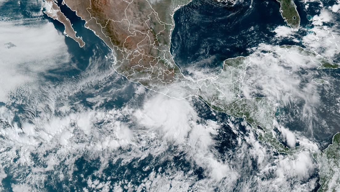 México se prepara para recibir al huracán Ágatha, el primero de la temporada