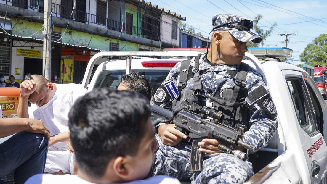 Bukele promete aumentar la guerra contra las pandillas en El Salvador después del asesinato de tres policías