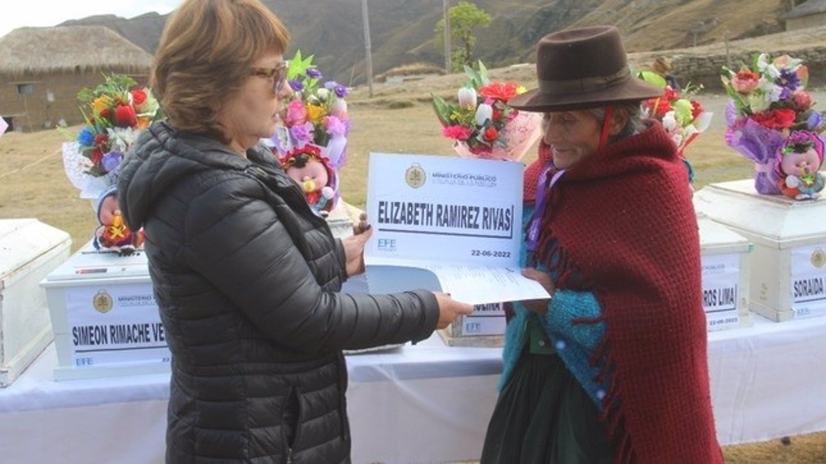 Entregan en Perú los restos de 35 víctimas de la guerra contra el terrorismo a sus familiares