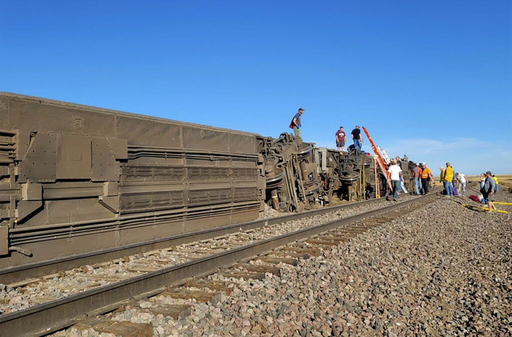 Múltiples heridos al descarrilar un tren tras chocar contra un camión en EE.UU.