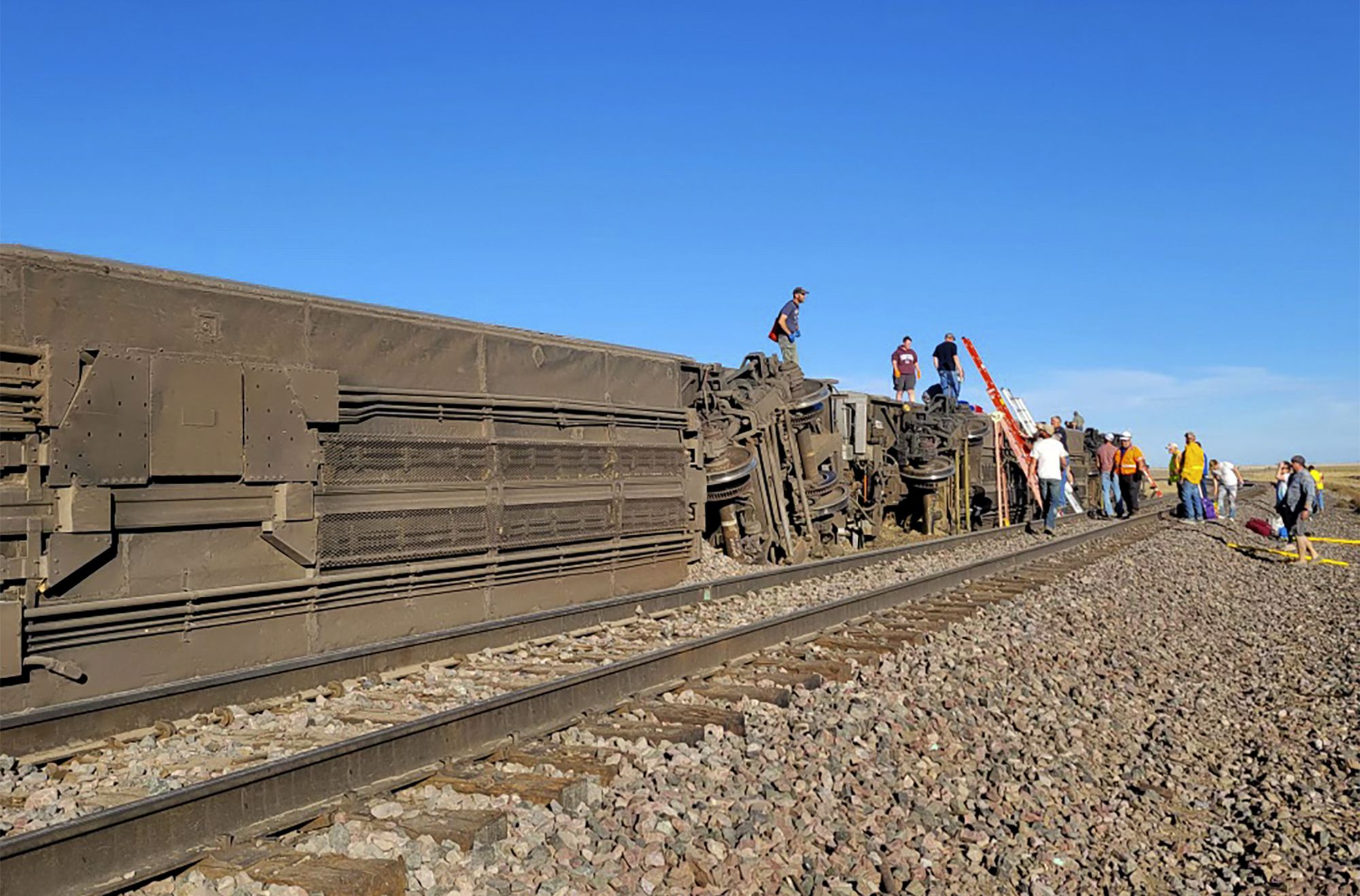 Tres muertos y 50 heridos al descarrilar un tren tras chocar contra un camión en EE.UU.