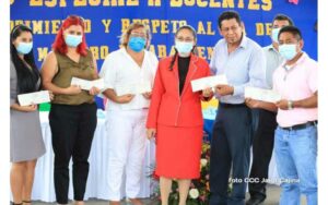 Reconocen la labor de los docentes con la entrega de bonos especiales