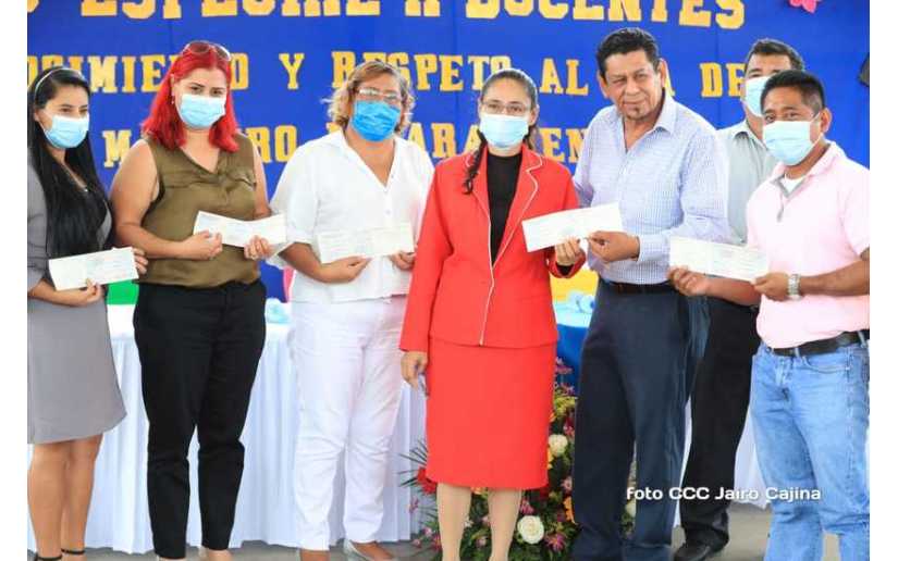 Reconocen la labor de los docentes con la entrega de bonos especiales