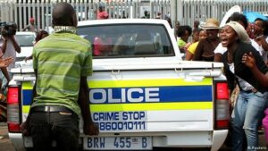 Al menos 17 jóvenes aparecen muertos en un bar en Sudáfrica