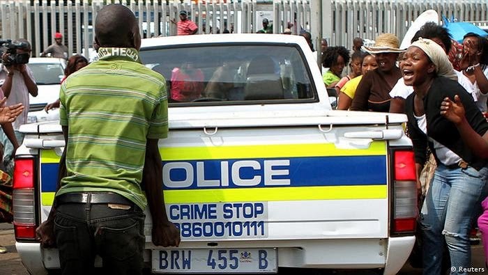 Al menos 17 jóvenes aparecen muertos en un bar en Sudáfrica