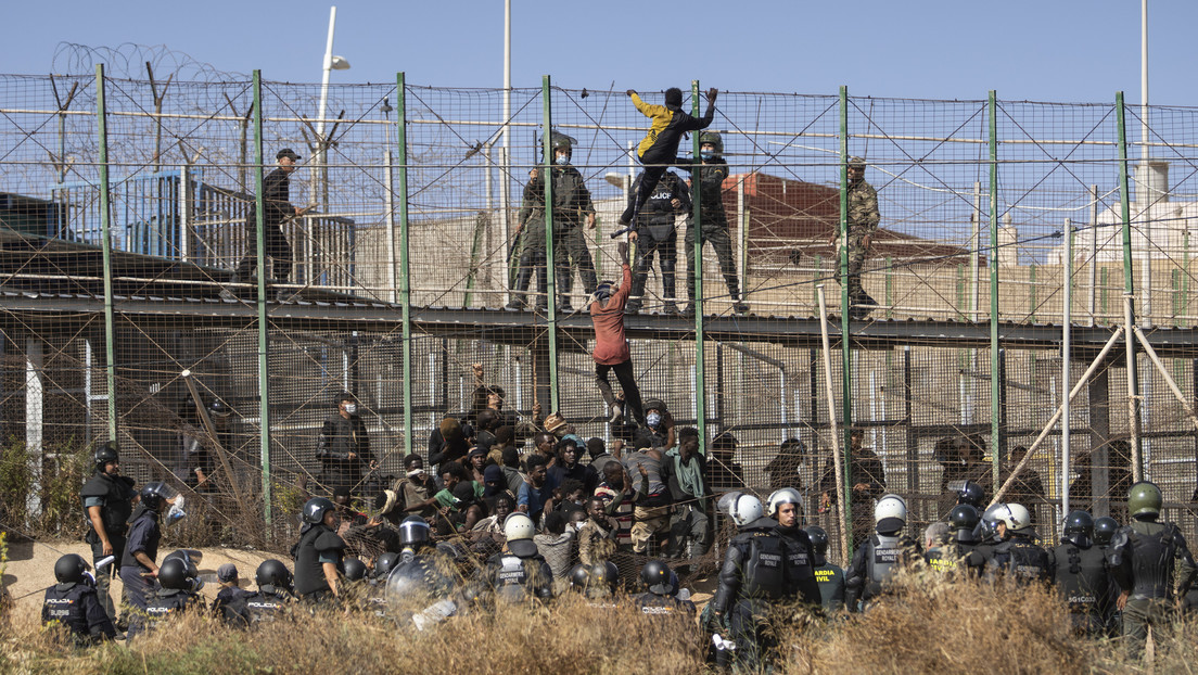 Cinco migrantes muertos y 76 heridos en una avalancha al intentar entrar en Melilla