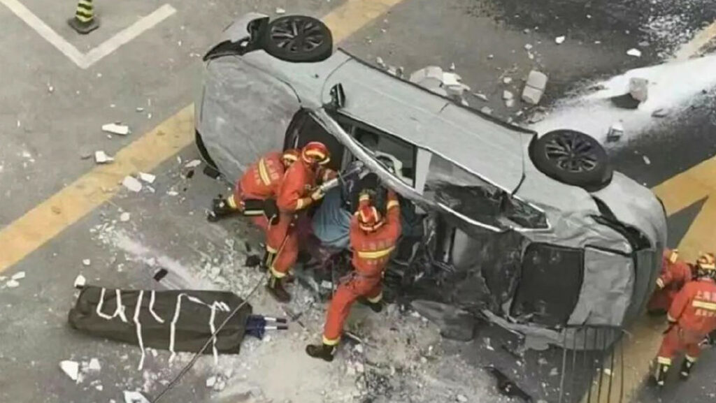 Fallecen dos empleados tras perder el control de un coche eléctrico en China
