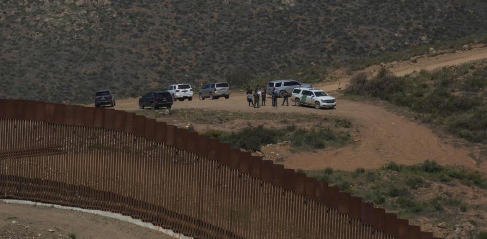 Fallece migrante tras caer del muro fronterizo entre EE.UU. y México