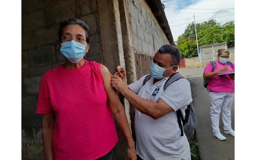 Pobladores del barrio Jonathan González se vacunan contra el Covid-19