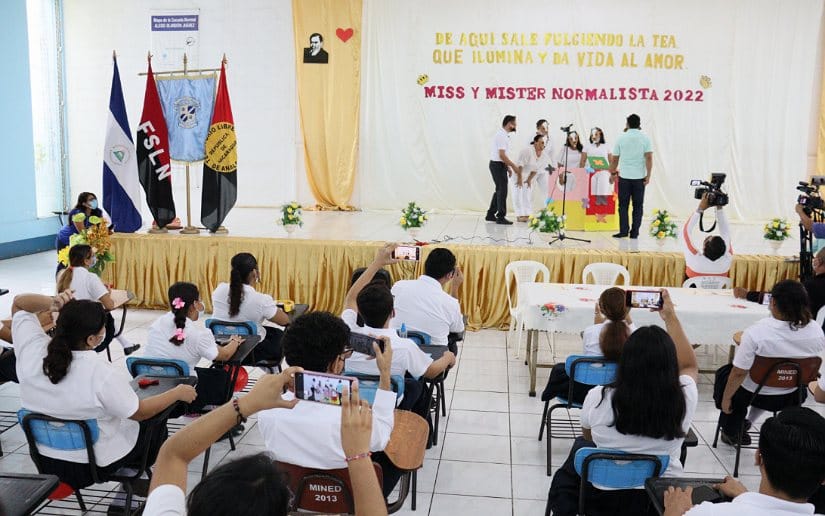 Ministerio de educación celebra a los docentes normalistas en su día
